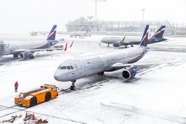 Bebeluș de 8 luni ajuns la spital, după ce mama sa a alunecat  cu el în brațe, pe pista aeroportului