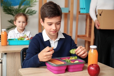 Noua LISTĂ cu alimentele nerecomandate elevilor și preșcolarilor. Care este necesarul de apă la copii și la adolescenți