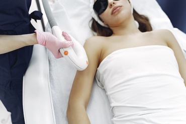 Mituri comune despre epilarea definitivă cu laser: Adevărat sau fals?