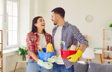 5 fraze prin care îți poți îndemna cu succes partenerul să te ajute la treburile casnice
