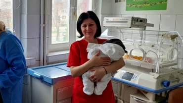 Miracolele există! Bebelușul care a fost aruncat în toaletă de tatăl său a fost externat! Cine va avea grijă de el