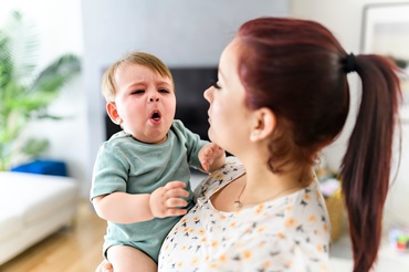 De ce tușește bebelușul? Când e doar o iritație și când e un semnal de alarmă