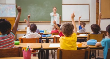 Ministrul Educaţiei anunţă că, începând cu anul școlar 2025-2026, va fi interzisă organizarea cursurilor şcolare în trei schimburi
