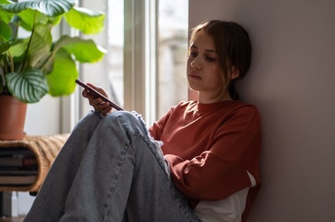 O fostă directoare a Meta dezvăluie că Facebook și Instagram sunt capabile să detecteze starea emoțională a adolescenților. Compania a profitat de depresiile și frustrările acestora, targetându-i cu reclame la produse de frumusețe și slăbit