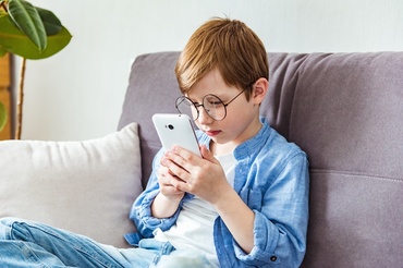 Ochelari de protecție pentru ecrane la copii: moft sau necesitate? Tot ce trebuie să știi ca părinte în era digitală