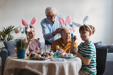 De Paște la bunici: trei generații, trei realități paralele și o singură masă festivă