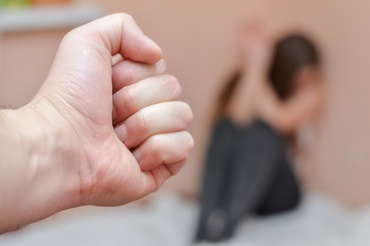 Fată de 15 ani amenințată cu pistolul de un fals polițist, în București. Bărbatul a lovit-o și i-a luat telefonul