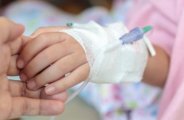 O fetiță de 3 ani a murit la spital. Medicii cred că a înghițit medicamentele surorii sale, părinții neagă