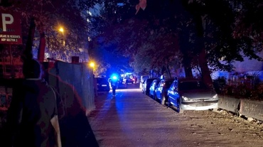Un copil și mama sa au căzut, aseară, de la etajul unui bloc din Sectorul 2. Cei doi au fost transportați în stare gravă la spital. Două ipoteze pentru evenimentul dramatic