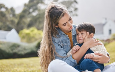5 replici care îl ajută pe copil să-și regleze emoțiile, fără să-i spui „nu mai plânge”
