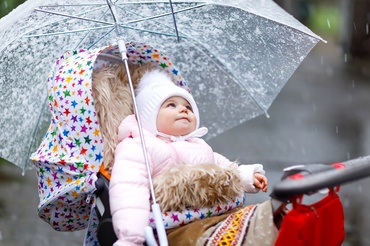 Ploaia nu e bau-bau: Ce trebuie să știi despre bebeluși, vânt și plimbările de primăvară