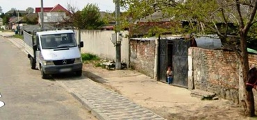 Un copil de 2 ani, atacat de câini pe o stradă din Medgidia. 'Trăgeau de el în toate părțile, am crezut că e o păpușă.' Autoritățile investighează cazul