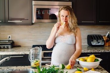 Dieta gravidelor. Ce poți consuma vara, când e cald și pofta de mâncare dispare