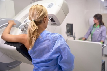 Un pas uriaș împotriva cancerului de sân: răspuns imun de 75% într-un studiu revoluționar