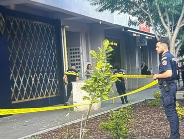 Atenție: impact emoțional puternic! O fetiță de doi ani din București a căzut de la etajul 11, în timp ce se juca alături de bunicul ei