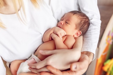 Nouă lovitură pentru familii: asigurarea de sănătate în concediul de creștere va costa 2.430 lei/an