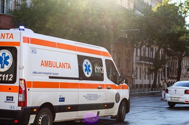 Copil de trei ani, lăsat nesupravegheat, spulberat de o mașină pe o stradă din Gorj. Băiețelul a murit în drum spre spital