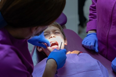 Un dentist din Iași a scăpat o freză în gâtul unui copil de 5 ani