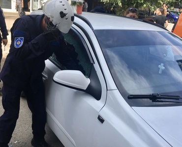 Un copil de 2 ani a rămas blocat într-o mașină, cu cheile în interior. Ce au făcut părinții
