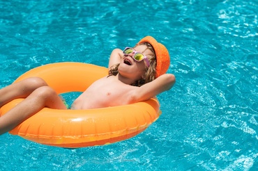 Top piscine din București și împrejurimi prietenoase cu copiii