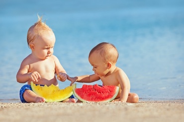 Cu bebe diversificat în vacanță: cum ne gospodărim cu mâncarea fără să ne pierdem mințile