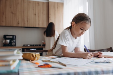 Cum pregătim copilul pentru grupa 0 încă din vacanța de vară? Sfaturi practice pentru o acomodare ușoară