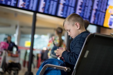 Copil de 10 ani abandonat în aeroport de propriii părinți. Avea pașaportul expirat, iar ai lui nu au vrut să rateze vacanța