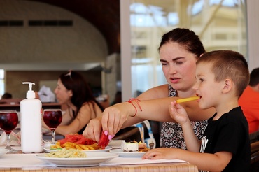 Da, copilul meu vrea doar cartofi prăjiți, la all inclusive. Și nu, nu fac o dramă din asta.