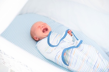 Cum recunoști un bebeluș stresat – semne timpurii și diferența față de comportamentele normale