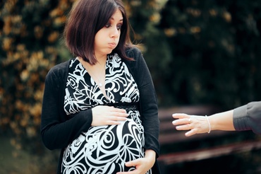 Cum te simți când lumea începe să vorbească cu burta ta, nu cu tine