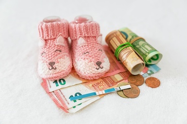 Primul an de viață: ce cheltuieli sunt inevitabile și unde poți economisi