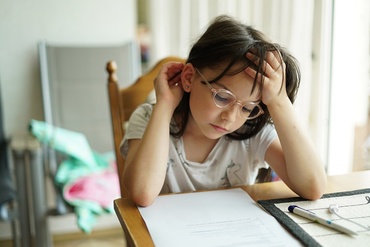 Cum protejăm ochii copiilor școlari – recomandări esențiale de la oftalmologi