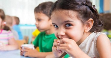 Programul Lapte, fructe și corn în anul școlar 2025-2026: noutăți pentru elevi și școli