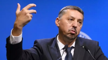 Scrisoare deschisă către ministrul Educației, Daniel David: „Un copil ajunge să petreacă și 35 de ore pe săptămână la școală”