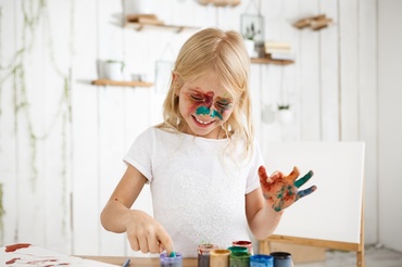 Top 3 activități care țin copilul ocupat în casă, în funcție de vârstă