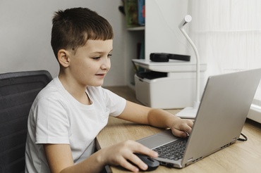 Teme rezolvate cu Chat GPT? Ministerul Educației pregătește un ghid oficial pentru utilizarea inteligenței artificiale în școli