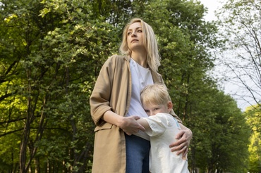 Cum e privită o mamă singură în România – între empatie, prejudecată și tăcere