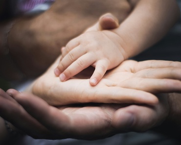 De ce nu mai putem educa „ca pe vremuri” – și de ce e bine că nu mai putem