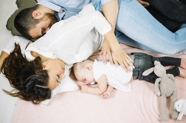 Sexul în camera în care doarme bebelușul – ce spun psihologii despre intimitate și siguranța emoțională