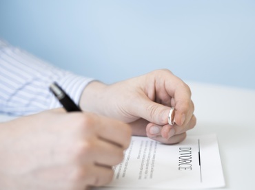 Nume după divorț: USR propune ca femeile să poată păstra numele soțului fără acordul acestuia – o schimbare cu impact real pentru mame