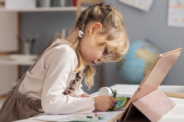 Cum îți motivezi copilul de școală primară să își facă temele fără presiune