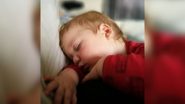 De ce transpiră bebelușul atât de mult la cap când doarme – cauze reale și intervenții corecte