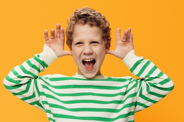 De ce copiii par „mai dificili” la reuniunile de familie: dinamici psihologice și condiții de mediu