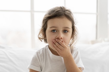 Tusea care nu trece: intervalul normal, semnalele de complicație și ce NU trebuie administrat