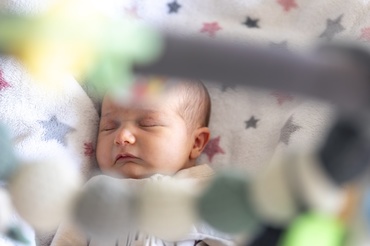 Cum influențează umiditatea, temperatura și aerul uscat simptomele respiratorii la bebeluși în sezonul rece