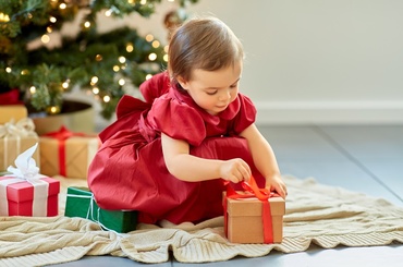 Ce NU e recomandat să aducă Moș Crăciun copiilor sub 3 ani – perspectivă psihologică