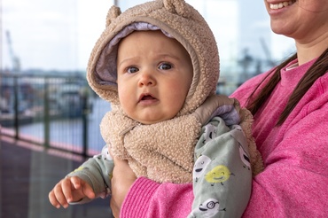 Materialele din căciulile pentru copii: ce protejează real de frig și ce e doar ambalaj atrăgător