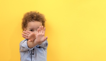 De ce un copil „înțelege tot”, dar nu vorbește. Ce se întâmplă, de fapt, și când e cazul să te îngrijorezi