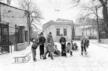 Când zăpada ne făcea mai mari decât eram. Copilăria de ieri, iernile de azi și o libertate care s-a topit încet