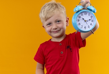 Cum învață copiii să citească ceasul: vârsta potrivită și strategii eficiente
